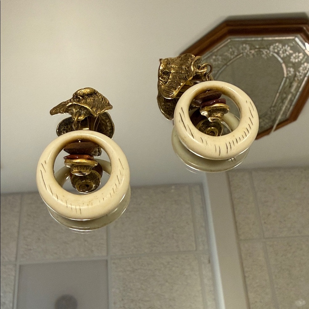 Vintage 1960 Clip ons Gold and Cream Earrings - Picture 2 of 4